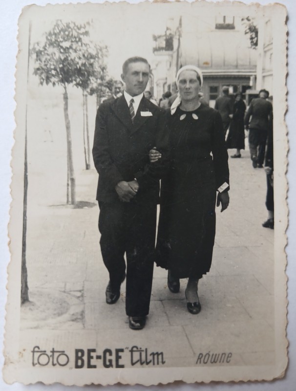 Фото чорно-біле вуличне: чоловік та жінка на вулиці м. Рівне