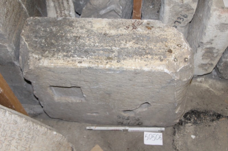 Плита кам'яна із чотирма заглибленнями