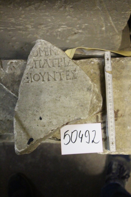 Уламок плити з написом