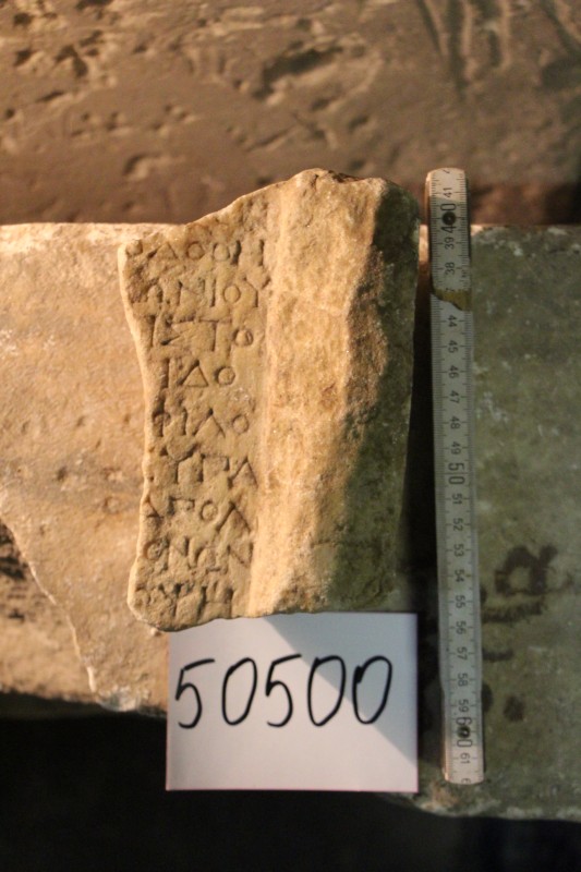 Уламок плити з написом