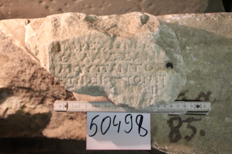 Уламок плити з написом