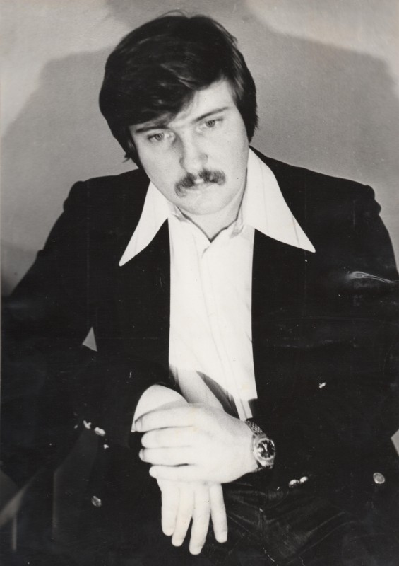 Фотографія. В. Івасюк зі схиленою головою. 1976-1977 роки.