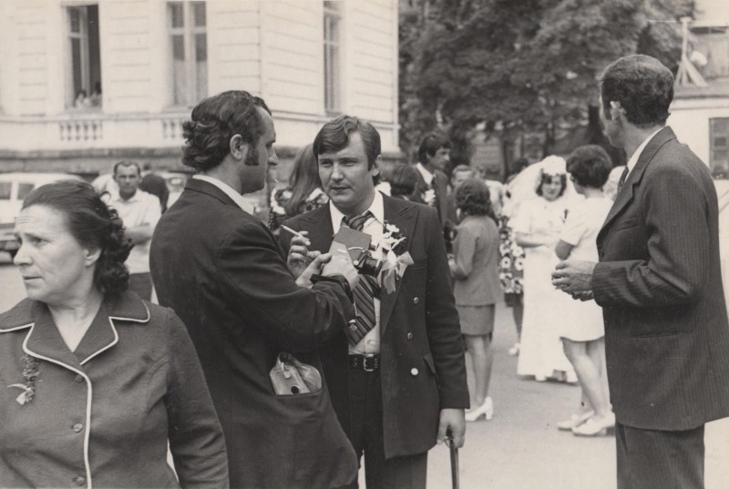 Фотографія. В. Івасюк у темному костюмі, позаду видно наречену – сестру Галю. 12 липня 1975 року.