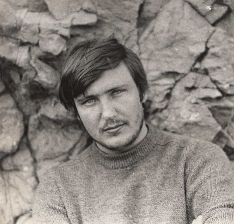 Фотографія. В. Івасюк на фоні кам'яної стіни. 1975-1976 роки.