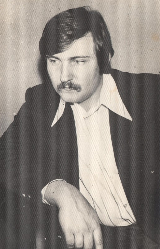 Фотографія. В. Івасюк сидить, опираючись правою рукою на стіл. 1976-1977 роки.