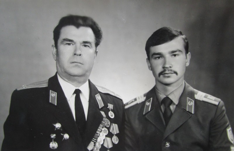 Фото групове. Кошкін Андрій Петрович з батьком Кошкіним Петром Івановичем.