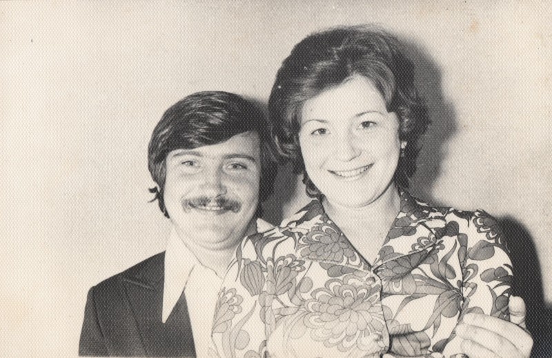 Фотографія. В. Івасюк обіймає сестру Галину, обоє посміхаються. 2 грудня 1975 року.