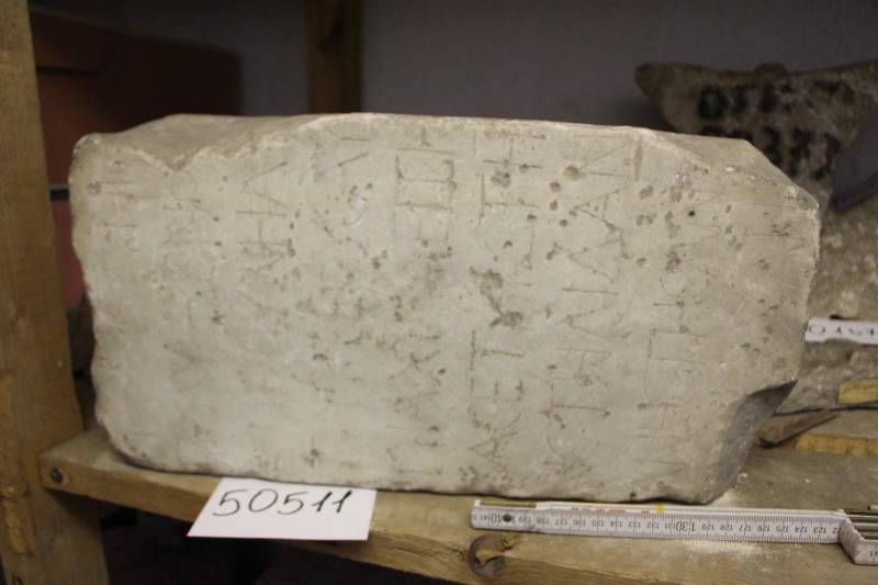 Плита з латинським написом