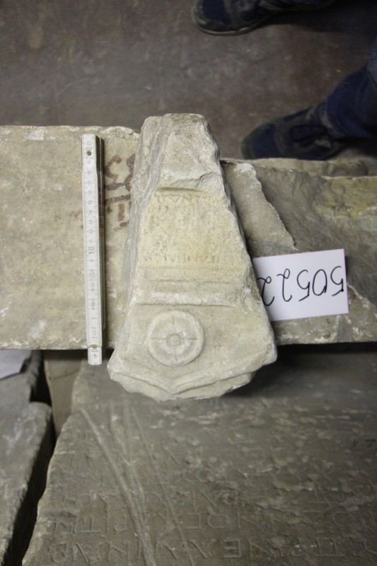 Фрагмент плити з написом і кружком