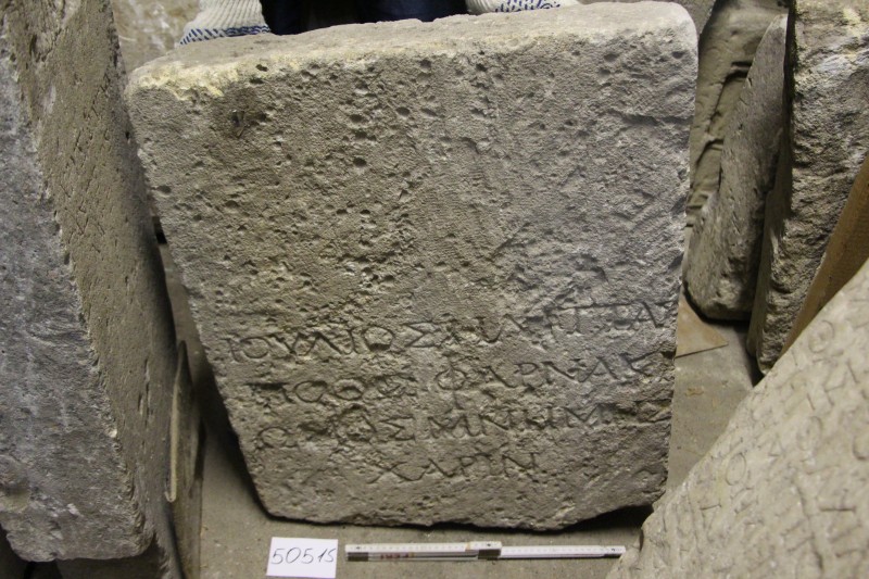 Плита вапнякова з написом: «Юлій Еліт Пофу синові Фарнакіона заради пам'яті»