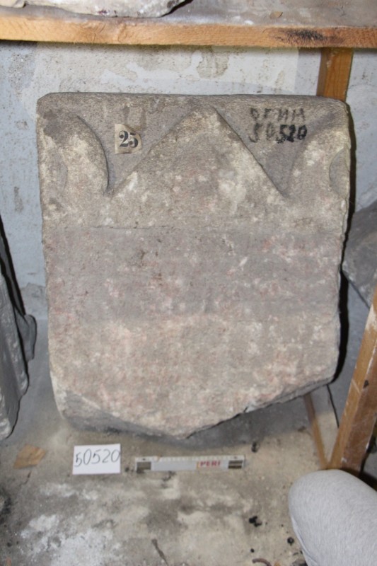 Плита з архітектурною окрасою – з фронтоном висока та ахротеріями бічними