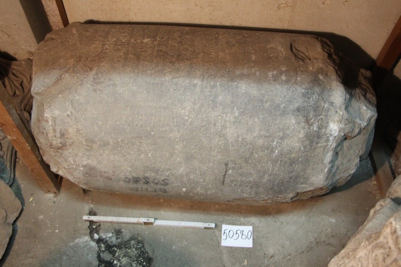 Частина колони з грецьким написом