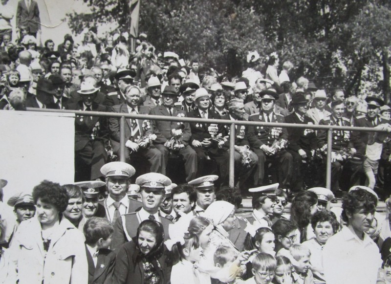 Фото групове. Парад на стадіоні.