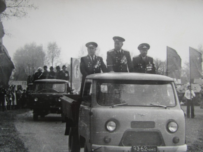 Фото групове. Парад на стадіоні.