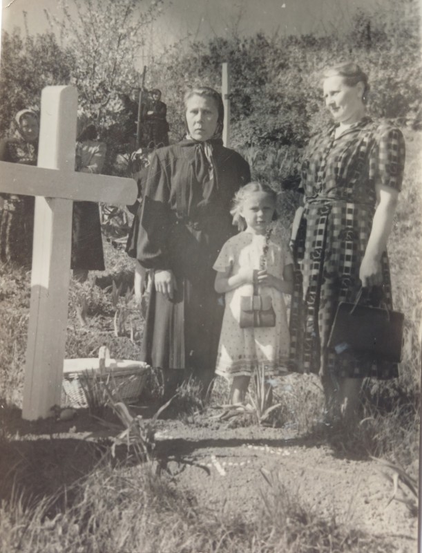 Фото чорно-біле: невідомі особи на «Омелянівському» кладовищі