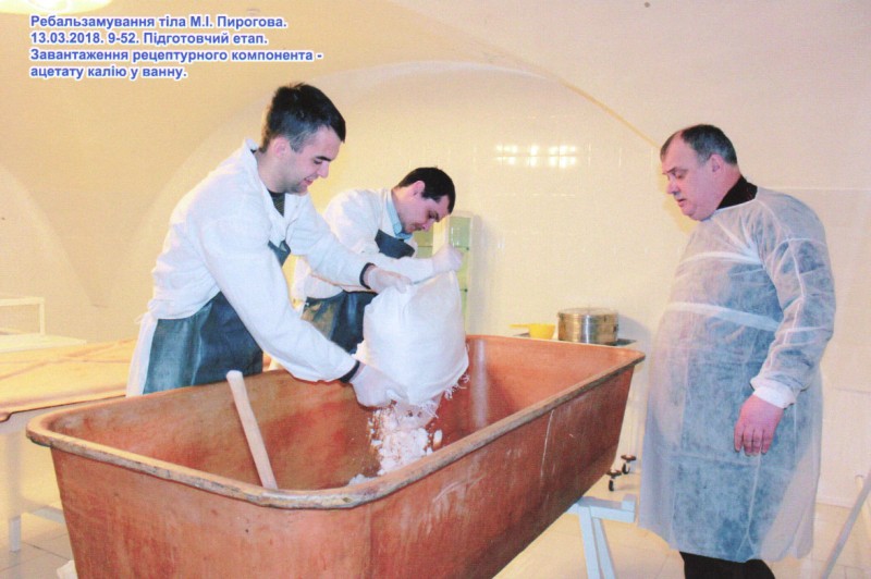 Фотографія. Ребальзамування тіла М.І.Пирогова. 13.03.2018 р. Підготовчий етап. Завантаження рецептурного компонента - ацетату калію в ванну.