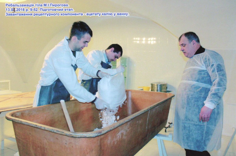 Фотографія. Ребальзамування тіла М.І.Пирогова. 13.03.2018 р. Підготовчий етап. Завантаження рецептурного компонента - ацетата калію в ванну.