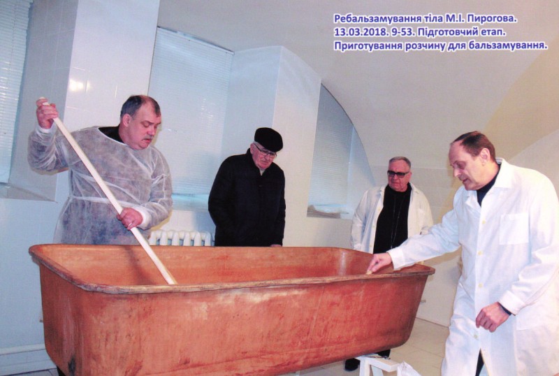 Фотографія. Ребальзамування тіла М.І.Пирогова. 13.03.2018. 9-53. Підготовчий етап. Приготування розчину для бальзамування.
