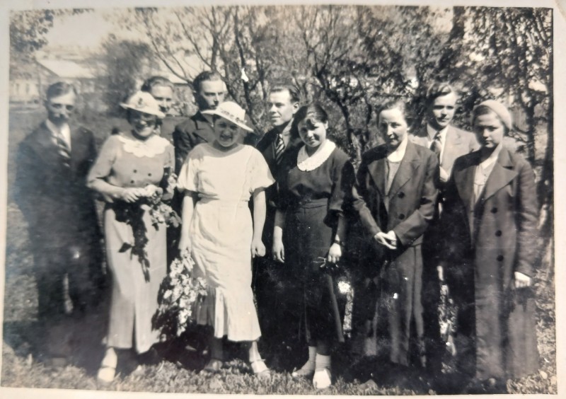 Фото чорно-біле вуличне групове з родинного архіву Логвисів