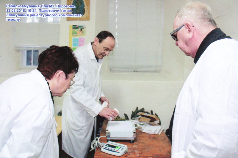 Фотографія. Ребальзамування тіла М.І.Пирогова. 13.03.2018. 10-24. Підготовчий етап. Зважування рецептурного компонента - тимолу.