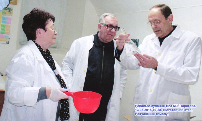 Фотографія. Ребальзамування тіла М.І.Пирогова. 13.03.2018. 10-28. Підготовчий етап. Розчинення тимолу.