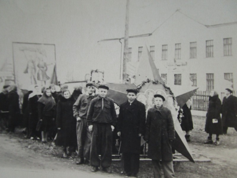 Фото групове. Біля приміщення школи № 1.
