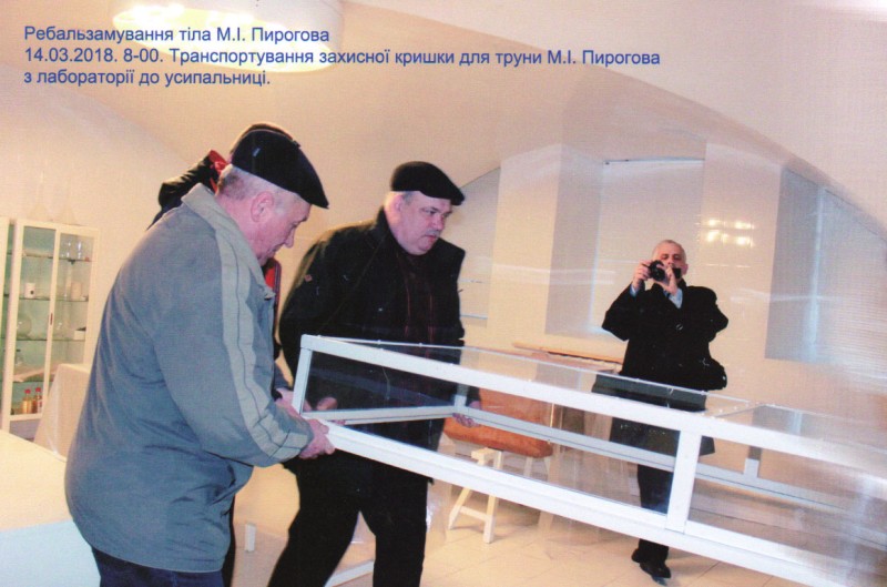 Фотографія. Ребальзамування тіла М.І.Пирогова. 14.03.2018. 8-00. Транспортування захисної кришки для труни М.І.Пирогова з лабораторії до усипальниці.