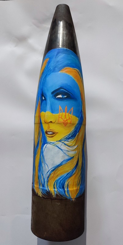 Артилерійський снаряд (частина) періоду російсько-української війни, розписаний фарбами "Розгнівана Україна"