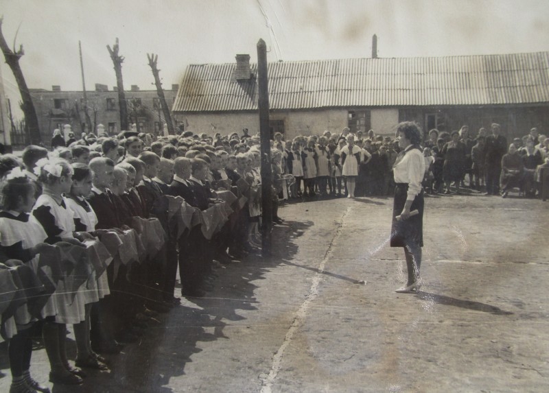 Фото групове. Лінійка в СШ №1.