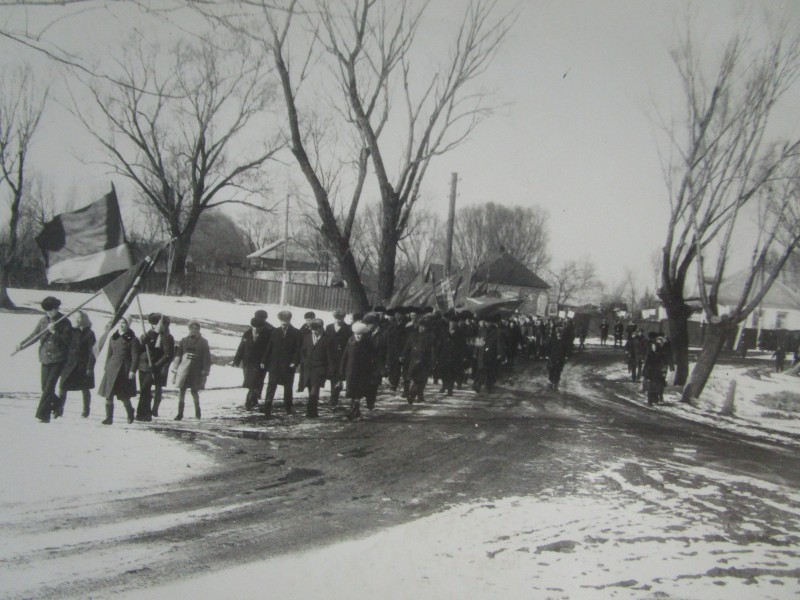 Фото групове. Урочиста хода до 30-ти річчя визволення України від німецько-фашистських загарбників.