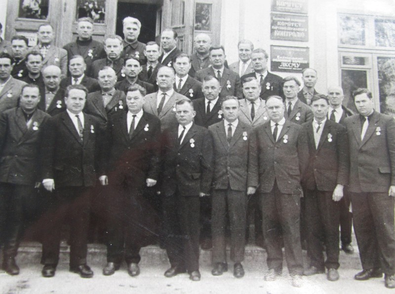 Фото групове. Члени бюро Бахмацького райкому партії, нагородження медалями.