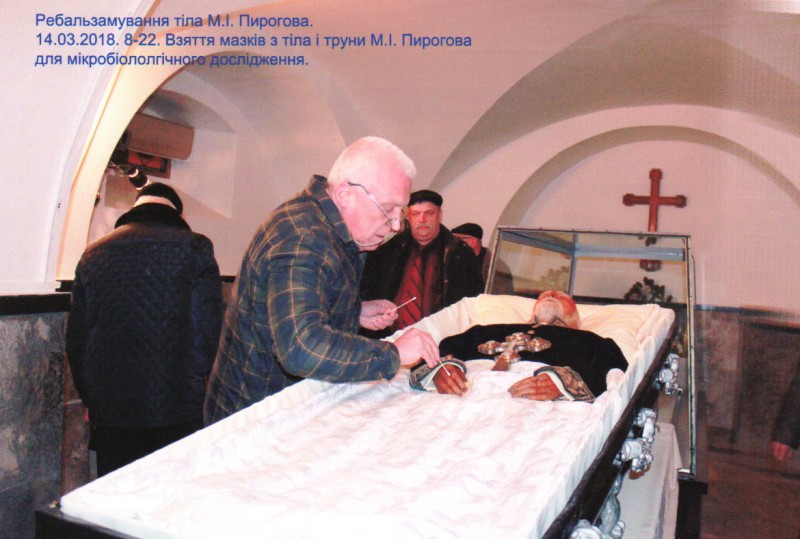 Фотографія. Ребальзамування тіла М.І.Пирогова. 14.03.2018. 8-22. Взяття мазків з тіла і труни М.І.Пирогова для мікробіологічного дослідження..