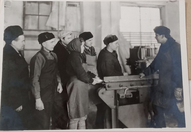 Група слухачів класу комуністичної праці у цеху ремонтно-механічного заводу.