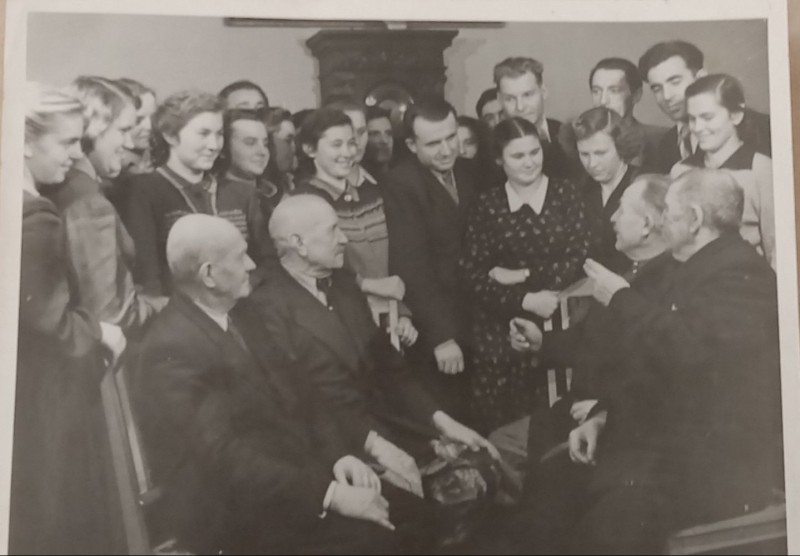 Учасники революційних подій 1905 р. у Гришине розмовляють зі студентами педагогічного інституту.