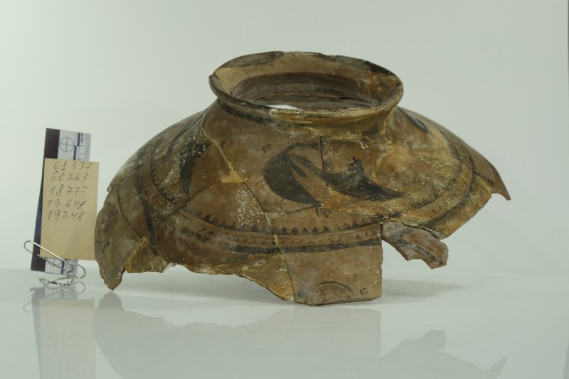 Два фрагмента червоноглиняної посудини