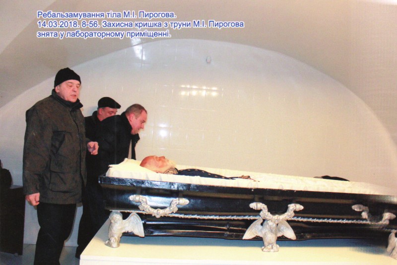 Фотографія. Ребальзамування тіла М.І.Пирогова. 14.03.2018. 8-56. Захисна кришка з труни М.І.Пирогова знята у лабораторному приміщенні.