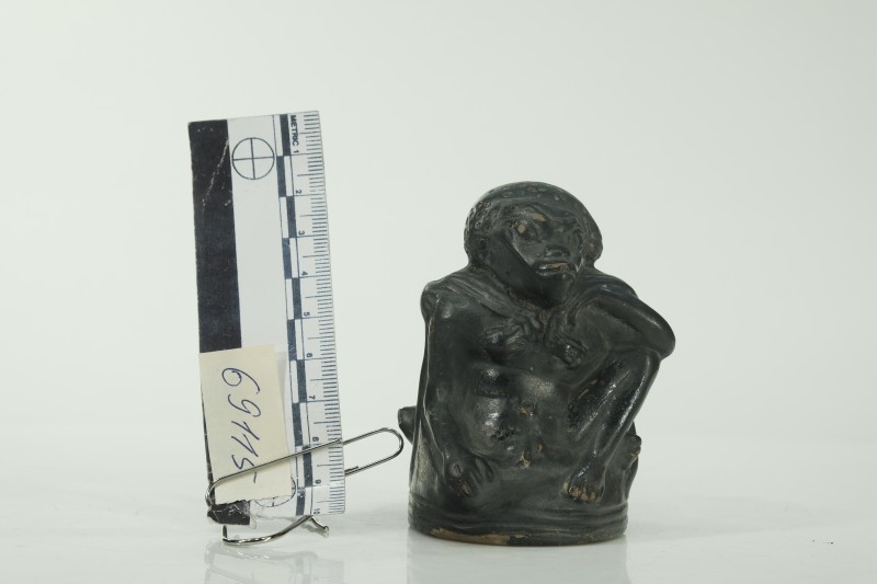 Чорнолакова фігурна посудина