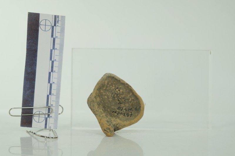 Червоноглиняне ліпне крісло для жіночої фігурки