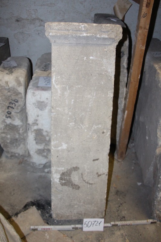 Плита піщана з написом