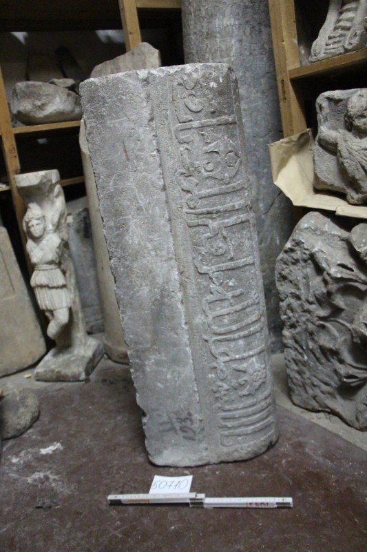 Верхня частина мармурового надгробка з арабською в'яззю