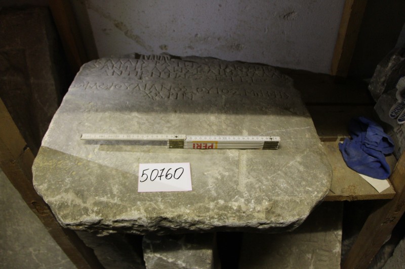 Нижня частина надгробка з написом: «Калістрату сину Сеяя, який жив чудово і помер на 60 році життя, Флавій Толіан син на згадку».