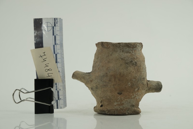 Мініатюрна ліпна товстостінна глиняна посудина (курильниця?)