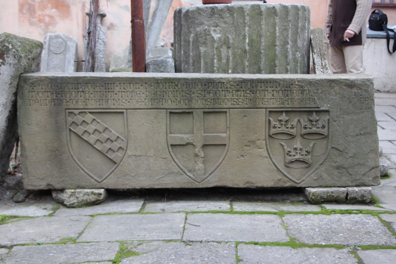 Плита з написом та трьома гербами