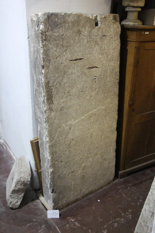 Велика мармурова плита з написом