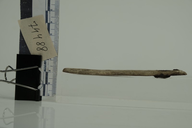 Кістяна накладка залізного ножа з двома залізними заклепками