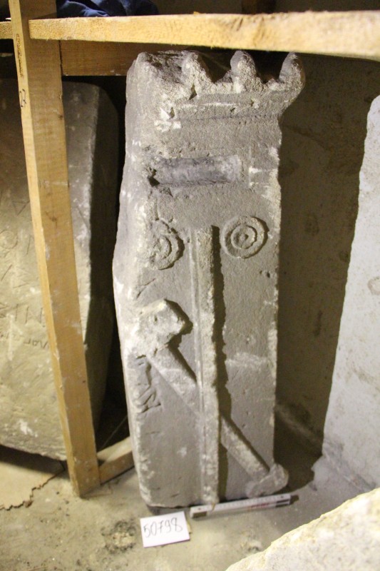 Надгробок із зображенням меча та портупеї, з карнизом