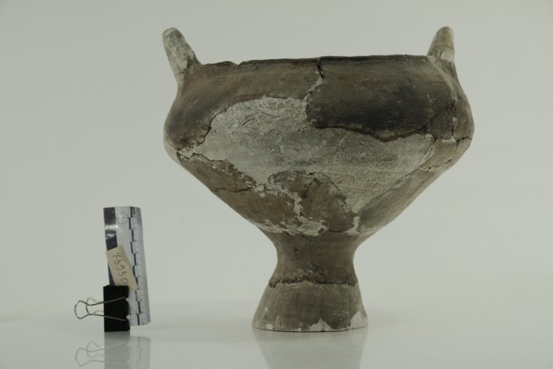 Ліпна сіроглиняна посудина