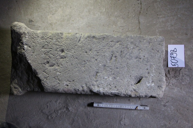 Стовп надгробний з написом із пісковика