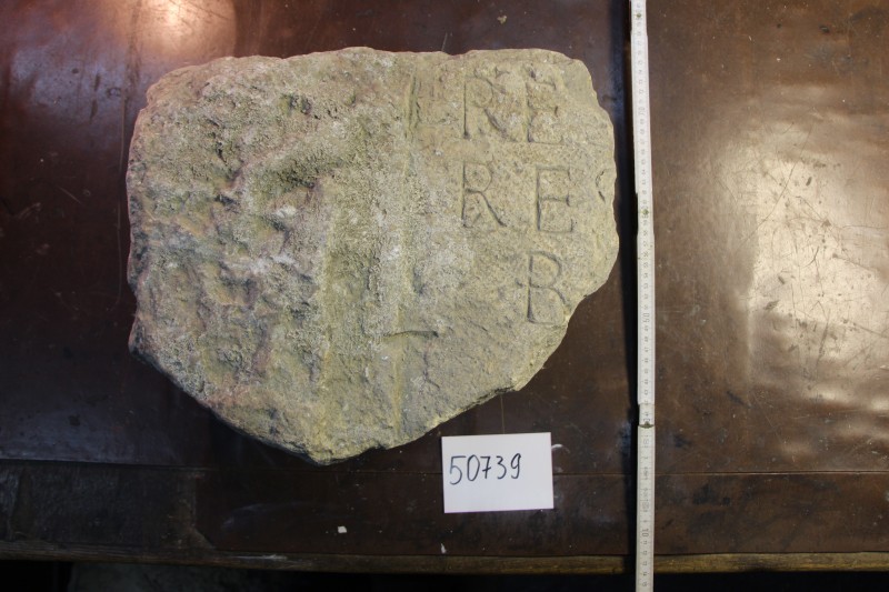 Уламок плити з карнизом та написом