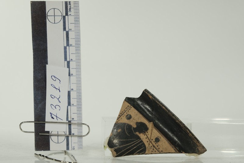 Уламок невеликого сіроглиняного блюда